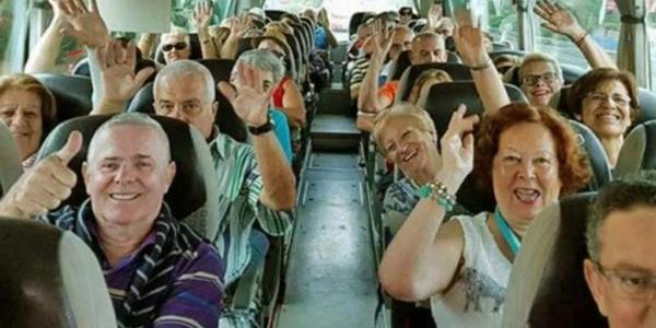 Personas viajando felices con el Imserso