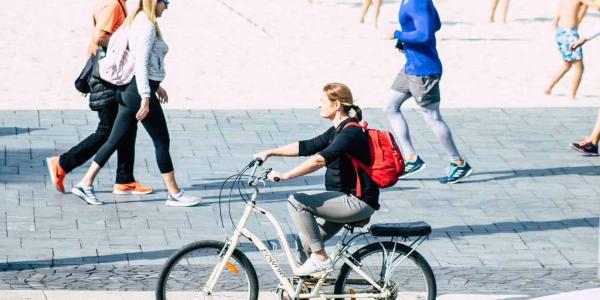 Personas caminando, corriendo o en bicicleta en Tel Aviv (Israel) | Foto de 123RF/joseh51