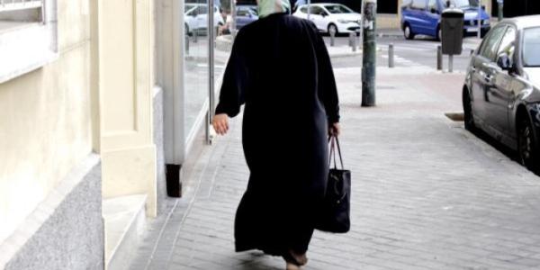 Una mujer con vestimenta árabe, por las calles de Madrid