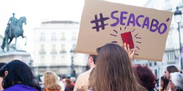Chica en una manifestación feminista contra la violencia machista