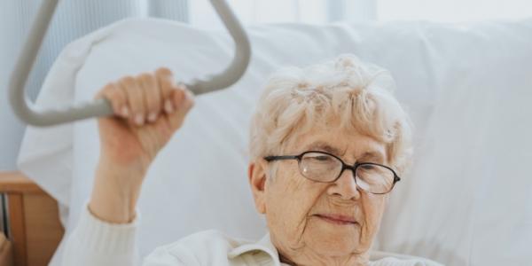 Una mujer aprovecha un elevador para levantarse de la cama