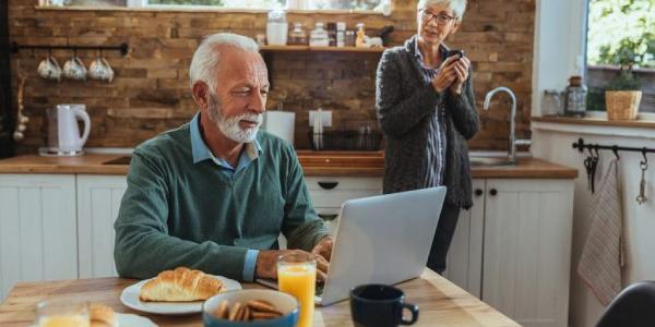 Estafas telefónicas con IA a personas mayores