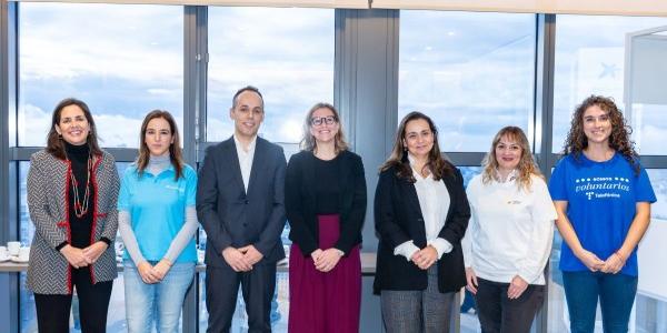 Representantes de Voluntare, Voluntariado CaixaBank, Fundación Telefónica, Fundación Repsol y voluntarias de las tres empresas, al presentar el informe 