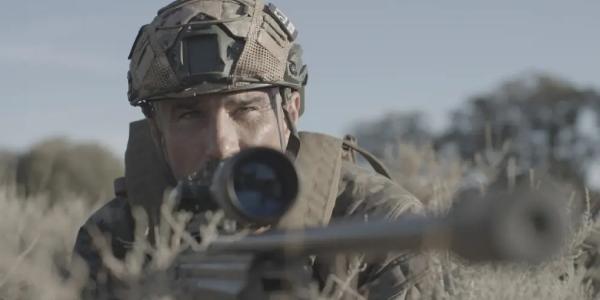 Joan Estévez, el español que lucha junto a Ucrania durante el documental que cuenta su historia. 