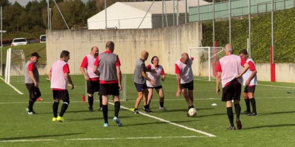 Personas jugando al walking football