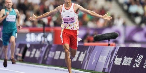 Ouhdadi levanta los brazos al ganar los 5.000 metros en los Juegos de París 