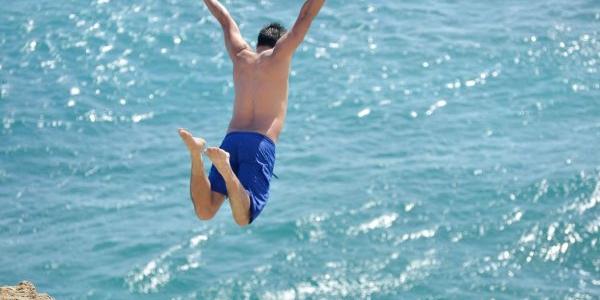 Una persona lanzándose al agua