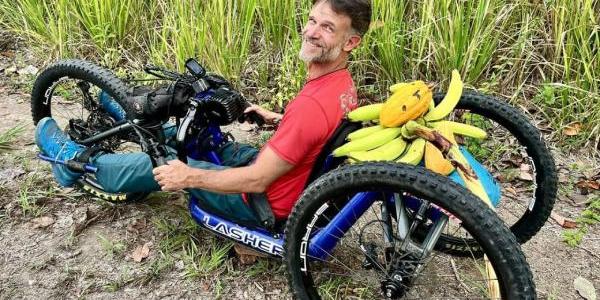 Zuko Carrasco en su bicicleta adaptada