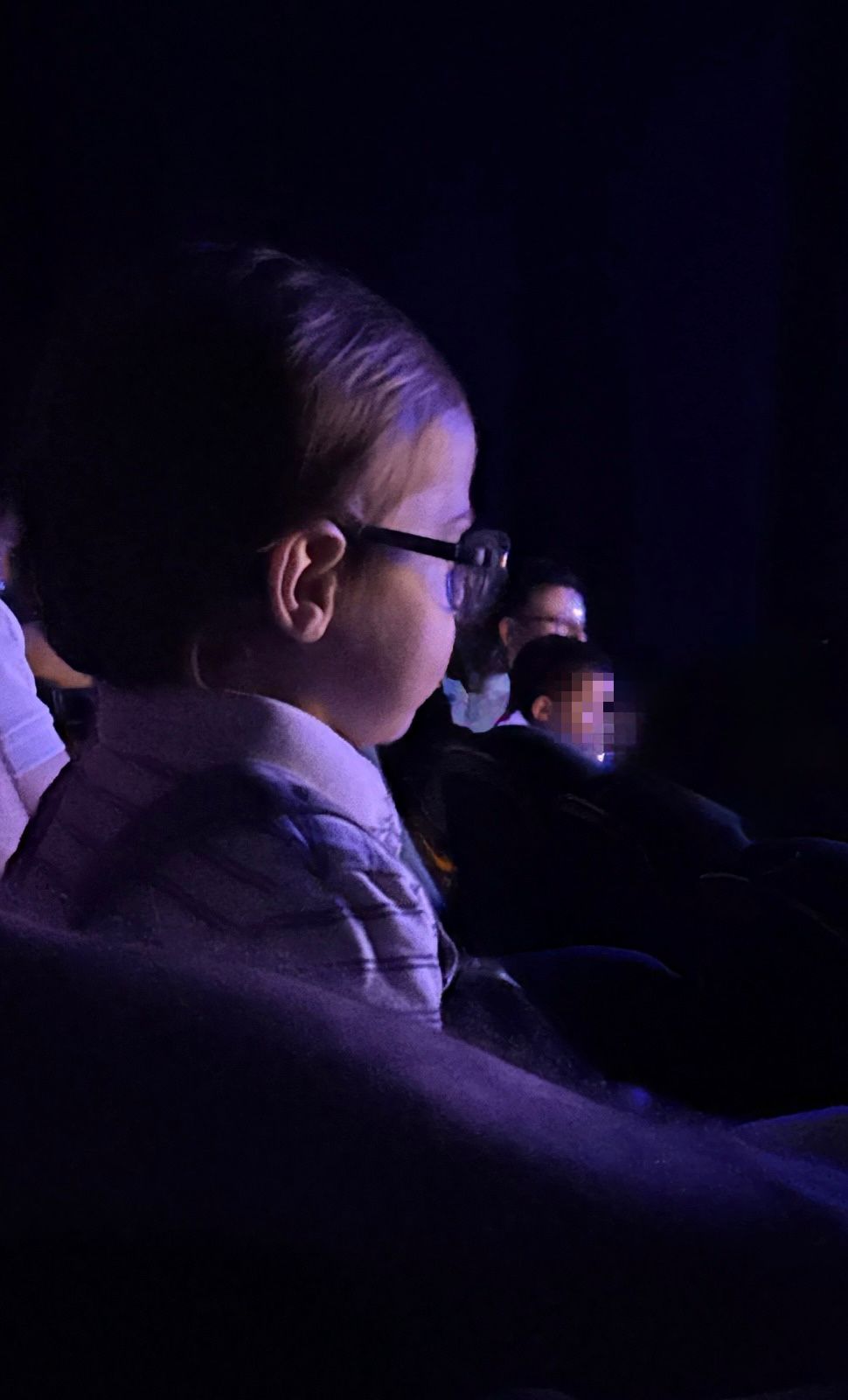 Mi hijo con discapacidad visual no se mostró incómodo en ningún momento, ni siquiera con los cambios de luces o las variaciones en la iluminación.