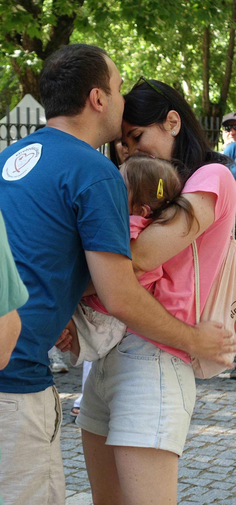 La pequeña Claudia y sus padres, Ignacio y Elena