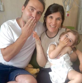 Claudia y sus padres en el Hospital 12 de Octubre