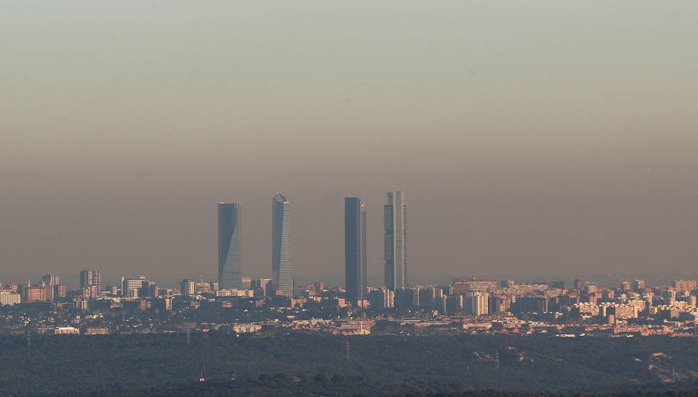 La contaminación es una de las causas principales de las muertes prematuras / El País