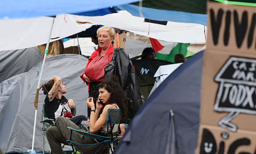 Acampada por la vivienda en la Puerta del Sol de Madrid, este miércoles. 