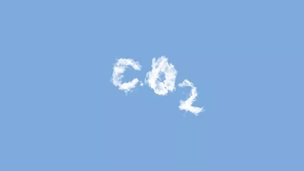 Infografía sobre dos nubes formando la palabra CO2 de cero neto emisiones