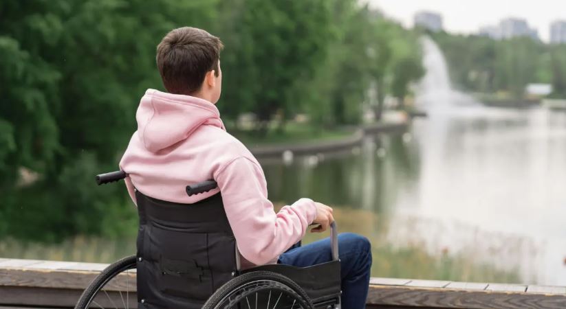 Un adolescente en silla de ruedas