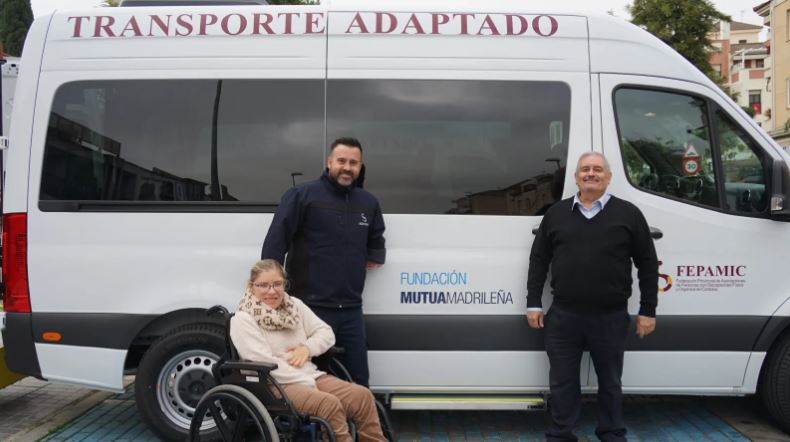 Una usuaria y dos empleados de FEPAMIC antes de emplear el vehículo adaptado. 