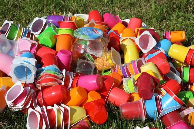 Imagen de Basura, Vasos de plástico y Reciclaje.