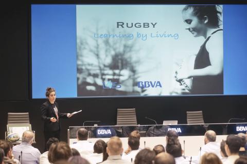 Patricia García impartiendo una charla sobre rugby y sus valores en el mundo corporativo