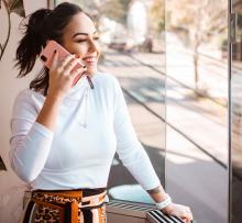 Chica hablando por teléfono / Imagen de archivo