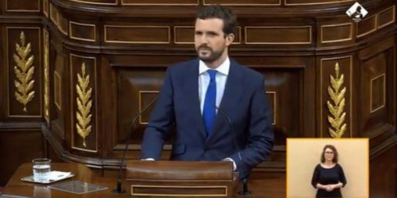 Casado espeta a Sánchez que es “terrible” que “acepte mantenerse en el Gobierno al precio de cambiar el régimen”.