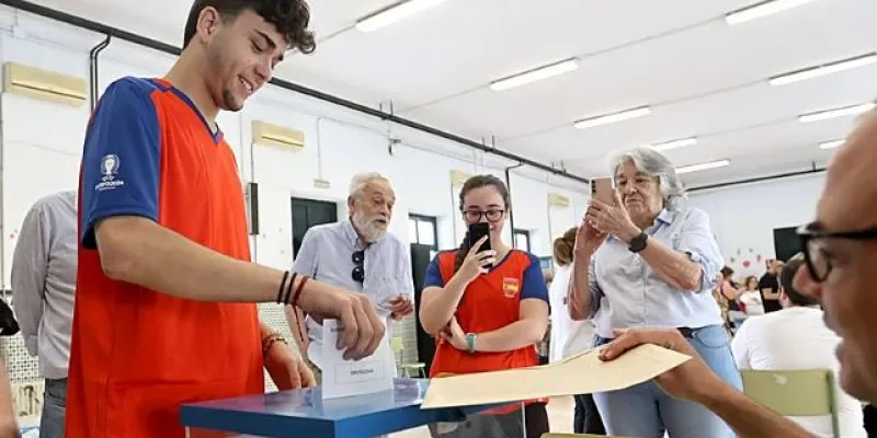 Un joven votante en una de las últimas elecciones en Andalucía. (Valerio Merino)