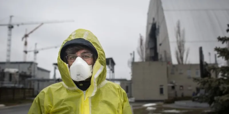 Andrey Allakhverdov, responsable de comunicaciones de Greenpeace Europa Central y del Este, ante el sarcófago de la central de Chernóbil 