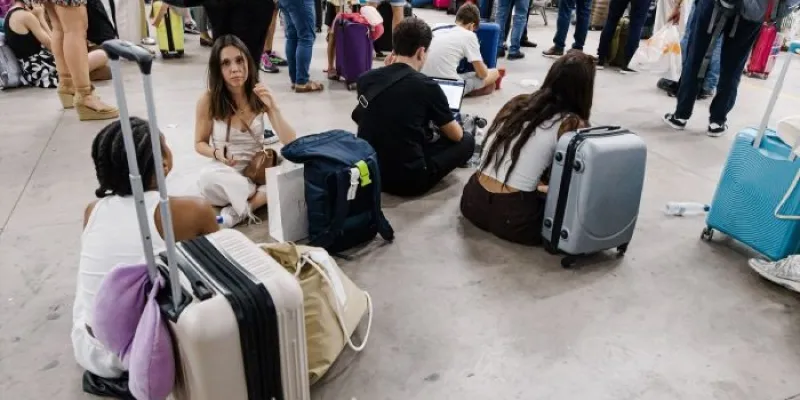 viajeros en la estación Madrid Chamartín