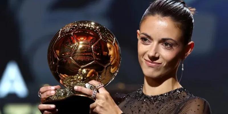 Aitana Bonmatí recibiendo el Balón de Oro 