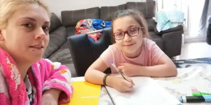 Familia vulnerable atendida por profesionales de Arrabal