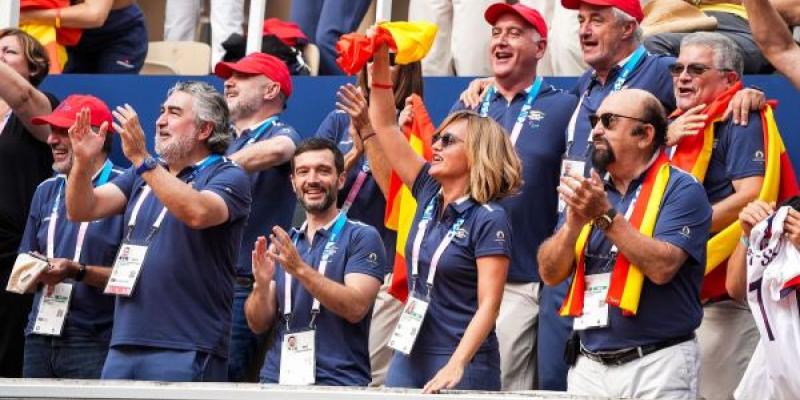 El ministro Pablo Bustinduy, junto a Pilar Alegría, celebrando la primera medalla española en tenis en silla de ruedas 