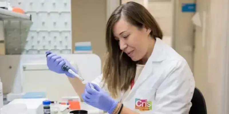 Investigadora de CRIS Contra el Cáncer