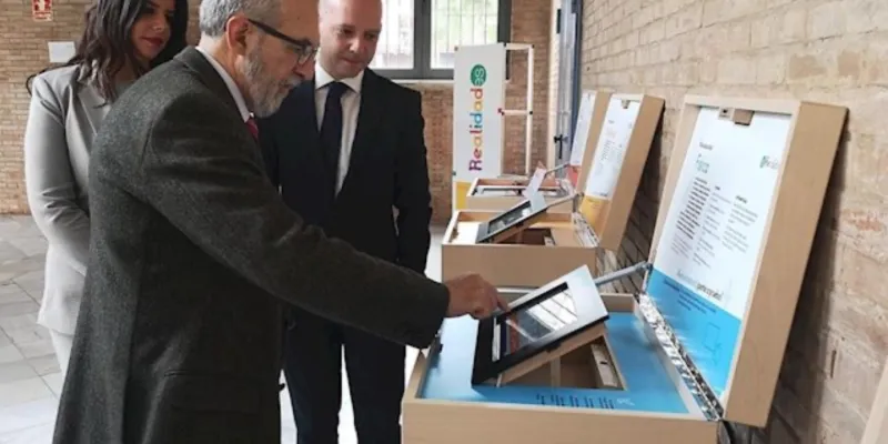Una exposición muestra la vida diaria de personas con diversidad funcional, con colaboración del Ayuntamiento de Sevilla.