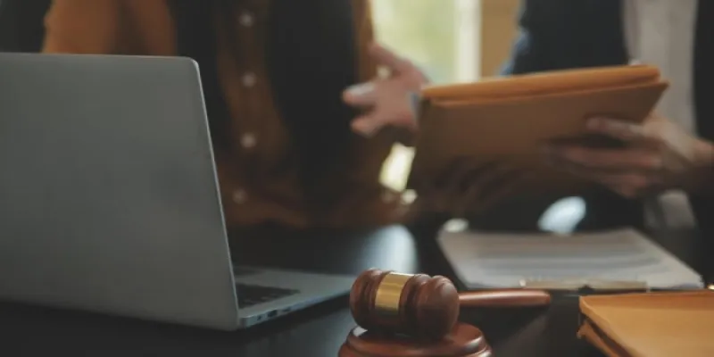 Una facilitador procesal ayuda a otra persona en un proceso judicial | Foto de 123RF/armmypicca