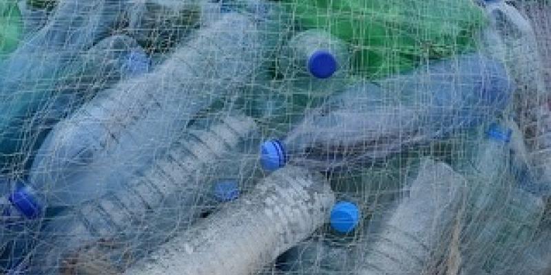 Botellas de plástico en una red