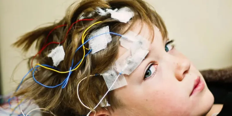 Niño en una prueba de electroencelafograma.