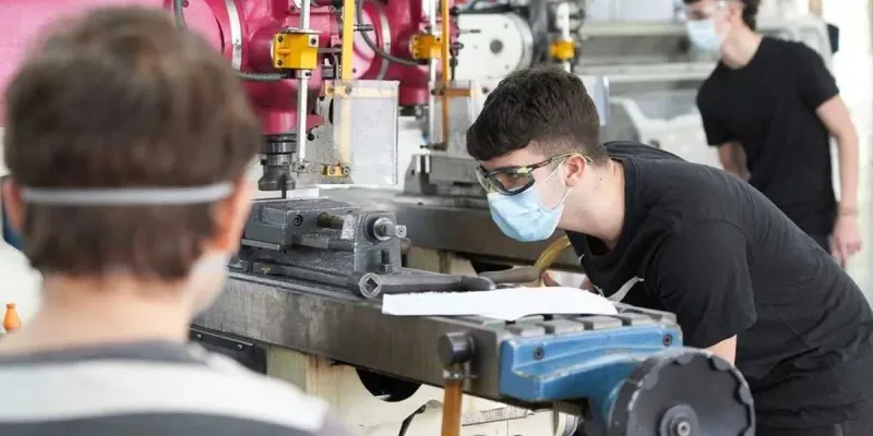Tres alumnos en su clase de Formación Profesional 