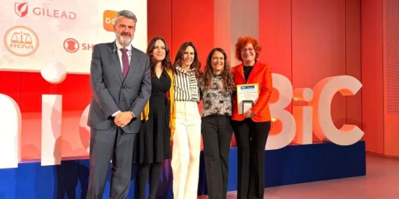 La doctora Cremades (segunda por la dcha), junto a los doctores Vázquez, Paniagua, Ortega y Gadea | Foto de la Fundación Jiménez Díaz