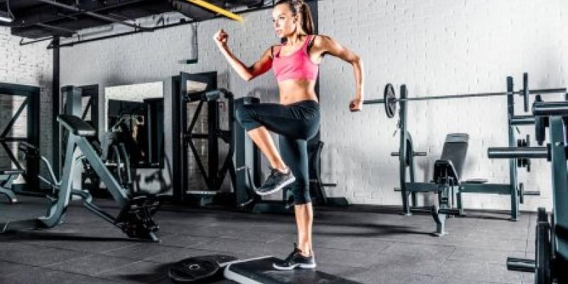 Chica en gimnasio