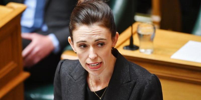 Jacinda Ardern Parlamento pistolero