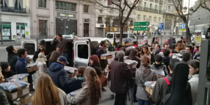 Voluntarios de 'Nadie Sin Cenar' reparten comida mañana para que nadie pase hambre en Nochebuena.