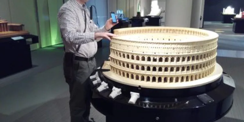Una persona ciega en el Museo de la ONCE reconoce con el tacto una obra 