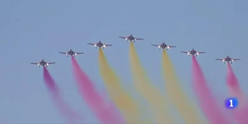 La Patrulla Águila tiñe de morado el cielo de Madrid