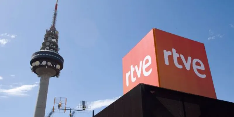 Sede de RTVE con la torre del "pirulí" a la izquierda 