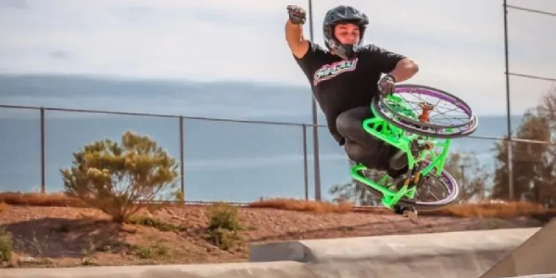 Aaron Wheelz, practicando deportes extremos