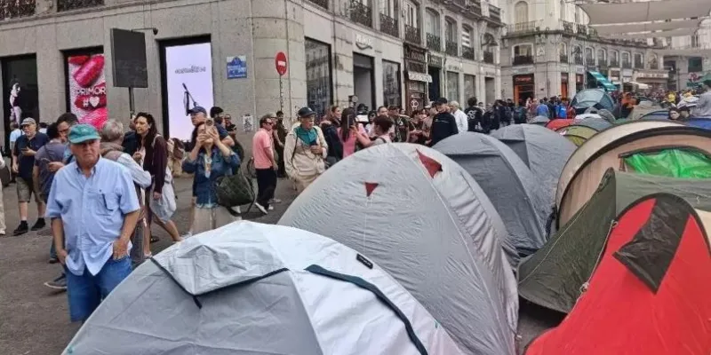 Tiendas de campaña en la entrada a Sol por la calle Preciados 