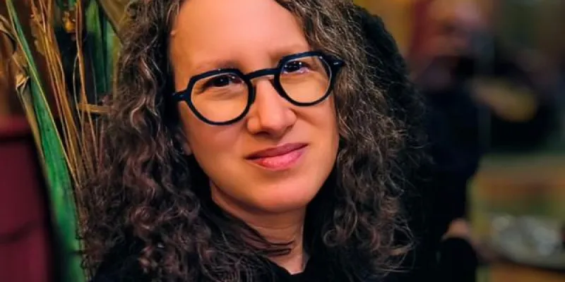 La investigadora Amy Dara Hochberg mira al frente