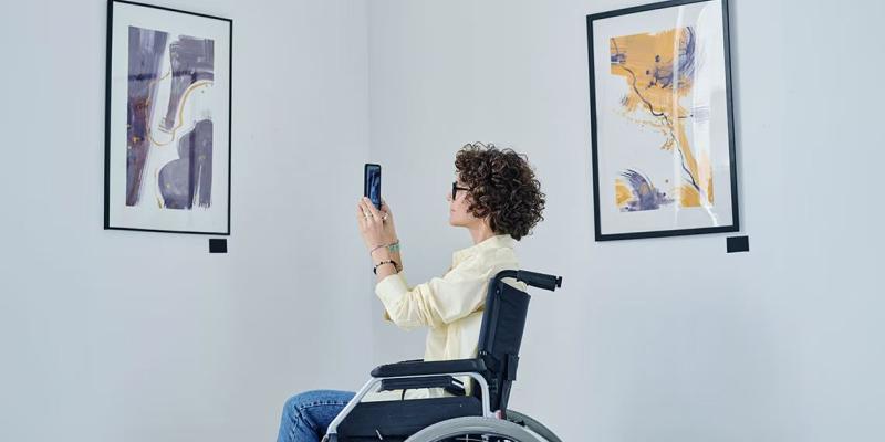 Mujer en silla de ruedas en un museo