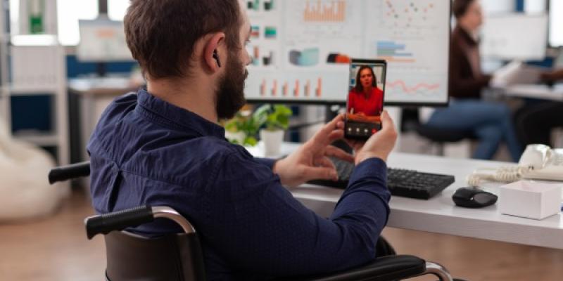 Chico con discapacidad utilizando herramientas accesibles