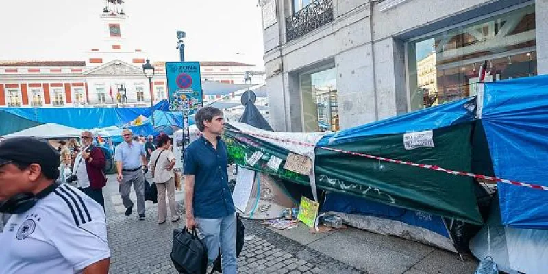 Imagen de la acampada instalada en Sol, ya en los accesos de los comercios de las calles aledañas