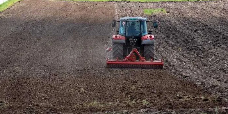 Un tractor en un campo de cultivo